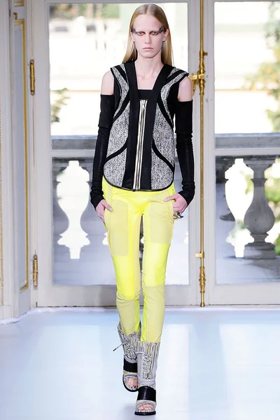 Look 18